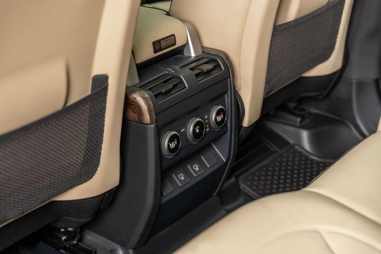 Defender 110 HSE P400 rear passenger cabin